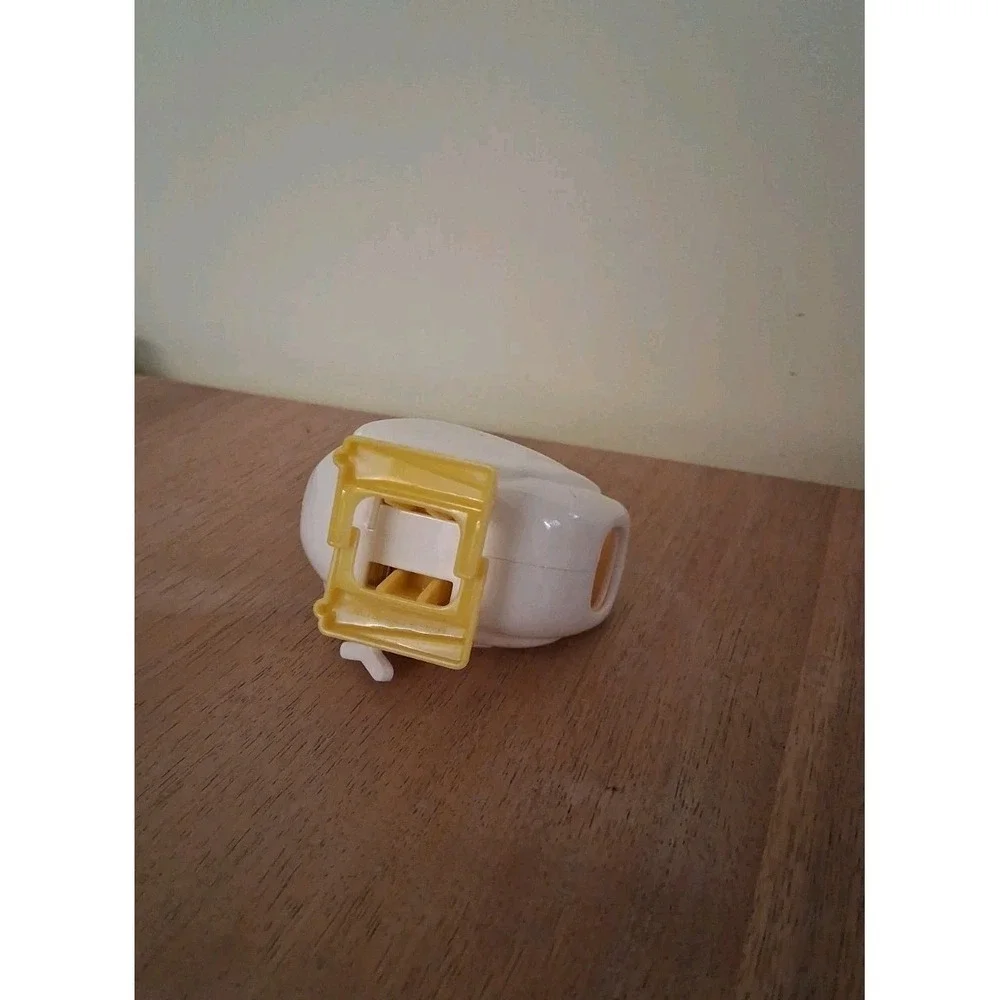 COLLECTIBLE WHITE PLASTIC HUBBA BUBBA WIND UP CHICKEN DISPENSER WORKS